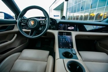 Фото 9 — Всего 100 авто в Украине. Porsche Taycan — электрический "жеребец" со спортивным нравом