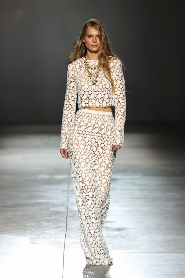 Фото 28 — Ukrainian Fashion Week SS27: ремесло, реконструкция и показ в укрытии