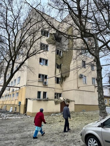 Фото 2 — Россияне обстреляли больницу и жилые кварталы в Херсоне. Есть жертвы