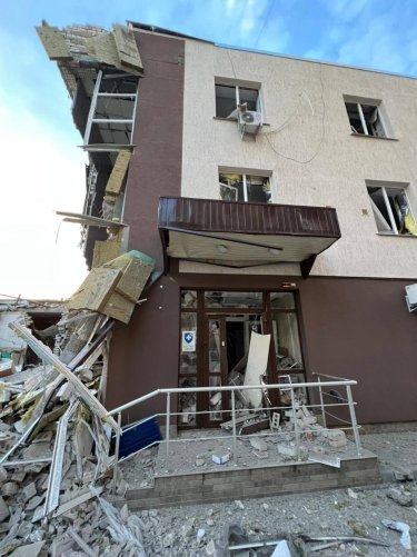 Фото 2 — Николаев снова под обстрелами: разрушен травмпункт, сгорел склад с лекарствами, есть раненые (ФОТО)