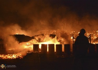 Фото 3 — В Одессе дотла сгорел ночной клуб на берегу моря (ФОТО, ВИДЕО)