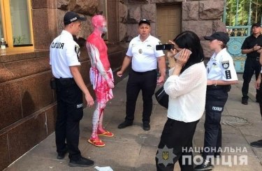 Фото 4 — Мужчина поджег себя во время парада ко Дню Независимости в Киеве (ФОТО, ВИДЕО)