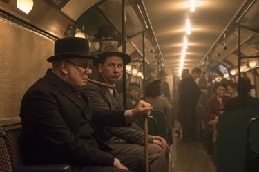 Фото 2 — Черчилль и броневик: о фильме "Темные времена"