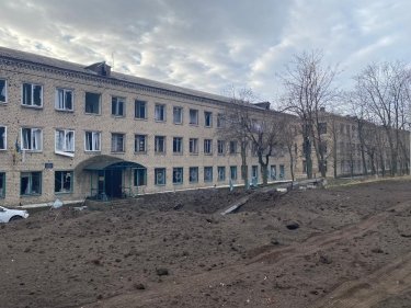 Фото 2 — Оккупанты нанесли четыре ракетных удара по Константиновке: попали в центр размещения переселенцев (ФОТО)