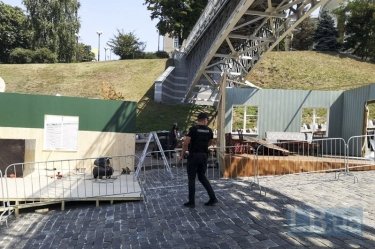 Фото 43 — В Киеве разгромили скандальную выставку на Аллее Небесной Сотни: есть задержанные (ФОТО)