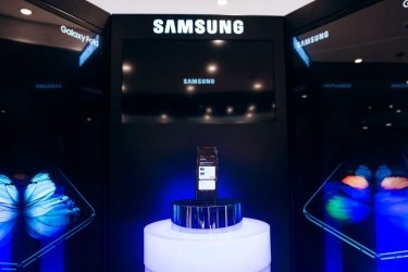 Фото 2 — Samsung представил в Украине свой флагман — смартфон с гибким экраном за 57 тысяч грн