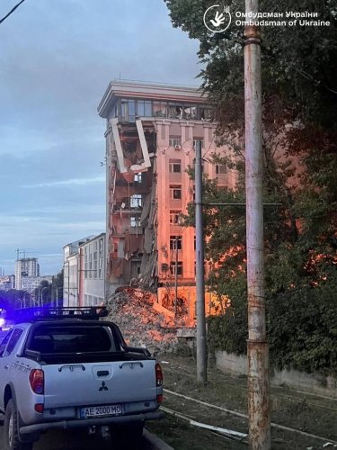 Фото 11 — Войска РФ нанесли удар по Днепру, попав во многоэтажку и здание СБУ: есть пострадавшие (ФОТО, ВИДЕО)