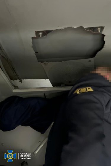 Фото 3 — Проводник поезда перевозил военнообязанных за границу в вентиляционной системе пассажирского вагона (ВИДЕО)
