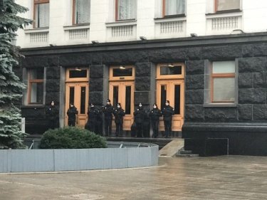 Фото 2 — "Авакова в отставку!": под офисом Зеленского митинговали против главы МВД (ВИДЕО)