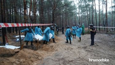 Фото 14 — В массовом захоронении в Изюме обнаружили 450 замученных тел, Зеленский анонсировал "страшное возмездие" (ФОТО)