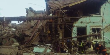 Фото 5 — Россияне атаковали здание в Лисичанске, где прятались люди: есть погибшие