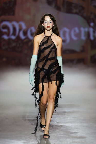 Фото 21 — Ukrainian Fashion Week SS27: ремесло, реконструкция и показ в укрытии