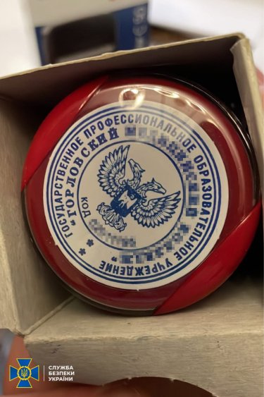 Фото 3 — Помогали россиянам "трудоустроиться" в странах ЕС: в Киеве разоблачили масштабную схему продажи поддельных документов