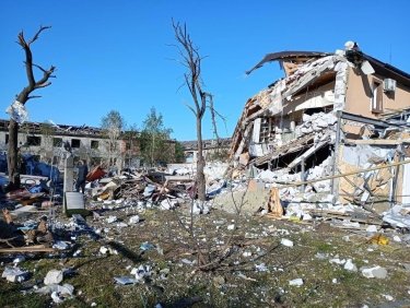 Фото 4 — Удар по пригороду Днепра. Из-под завалов дома достали тело двухлетнего ребенка
