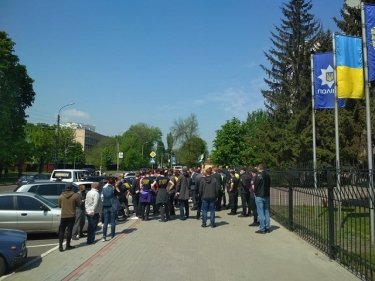 Фото 3 — "Привет Зе от потомков Холодного Яра": в Черкассах протестовали у главка полиции (ФОТО)
