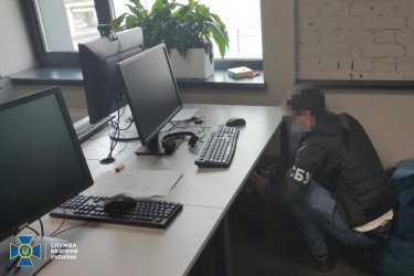 Фото 4 — СБУ накрыла офис мошенников, воровавших миллионы у вложивших в "торговлю на бирже" (ВИДЕО)