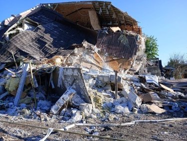 Фото 3 — Удар по пригороду Днепра. Из-под завалов дома достали тело двухлетнего ребенка