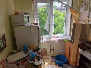 Фото 3 — Оккупанты дважды обстреляли Никополь из тяжелой артиллерии: повреждены пятиэтажки, есть раненая (ФОТО)
