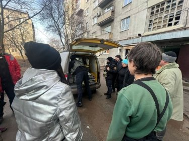 Фото 2 — Россияне обстреляли спасателей, доставлявших гуманитарную помощь в Бахмут