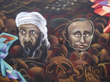 Фото 23 — Как рисуют Путина граффитчики на стенах домов и заборов Европы (фото)