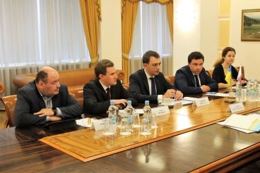 Фото 2 — Омелян хочет создать в Украине "дочку" катарской авиакомпании