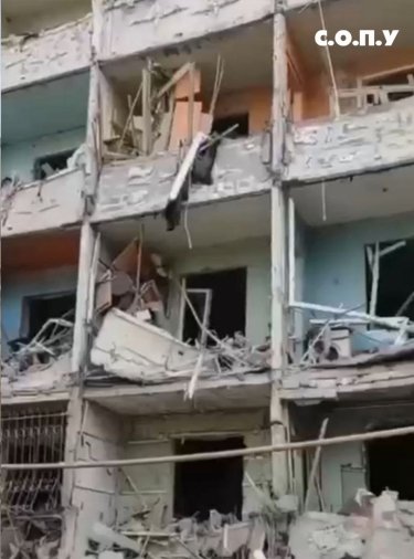 Фото 4 — Оккупанты сбросили управляемые авиабомбы на жилые дома Новой Каховки: есть погибшие и раненые