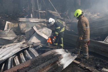 Фото 4 — Из-за вражеских обстрелов в Харькове сгорел большой склад, за день в регионе уже 15 погибших