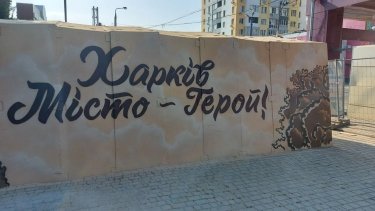 Фото 4 — У Харкові встановили першу зупинку-укриття (ФОТО, ВІДЕО)