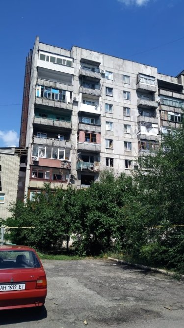 Фото 2 — Россияне обстреляли остановку в Торецке: 8 человек погибли