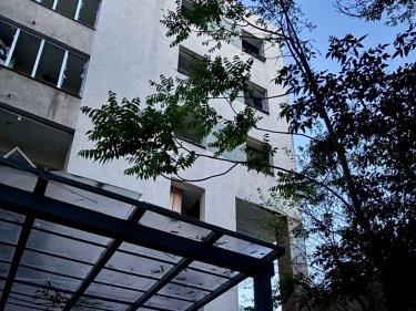 Фото 2 — В Киеве повреждено здание налоговой в результате российской атаки (ФОТО)