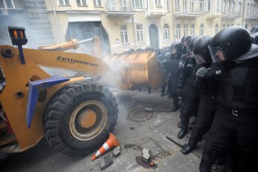 Фото 3 — Вооружен объективом: противостояние на Грушевского глазами фотографа