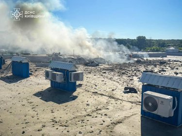 Фото 7 — Росіяни вдарили по заводу "Яготинське для дітей" на Київщині, є загиблі (ФОТО)