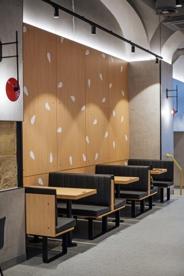 Фото 2 — У Львові відкрився сучасний McDonald's у історичній будівлі (ФОТО)