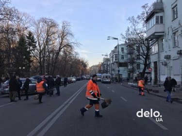 Фото 10 — Протестовавшие под Радой оставили после себя битую брусчатку и мусор (ФОТО, ВИДЕО)