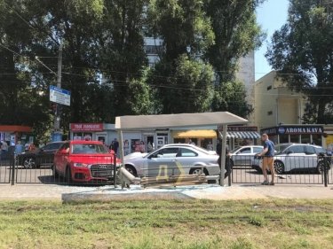 Фото 8 — В Одессе от столкновения авто упала трамвайная остановка, пострадали люди (ФОТО, ВИДЕО)