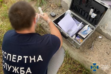 Фото 2 — На Хмельнитчине задержали агента ФСБ: устанавливал "GPS-маячок" для наведения российских ракет на объект Укрзализныци
