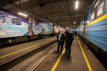 Фото 5 — В Киевском метрополитене будет курсировать новый арт-поезд (ФОТО)