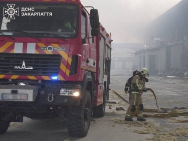 Фото 7 — РФ атаковала американский завод по производству электроники в Мукачево, 15 раненых