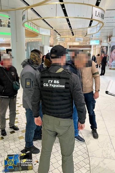 Фото 2 — Обещал избежать санкций СНБО: в Киеве задержали фейкового работника СБУ (ФОТО)