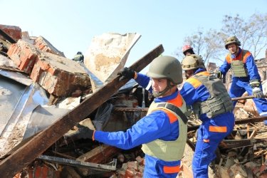 Фото 2 — Число погибших в результате российского удара по общежитию в Харькове возросло до 12