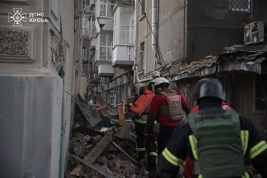 Фото 12 — Атака дронов на центр Киева: из-за разрушения дома на Банковой есть погибшая, загорелся и корпус НБУ (ФОТО)