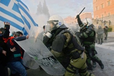 Фото 2 — В Греции начались массовые беспорядки в ответ на принятое правительством жесткое кредитное соглашение с ЕС
