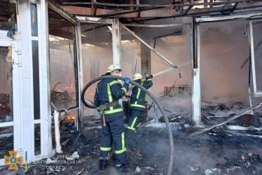Фото 5 — В Каменском серьезный пожар на рынке: сгорели магазины, ломбард и кафе (ФОТО, ВИДЕО)
