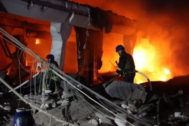 Фото 4 — Войска РФ нанесли удар по Днепру, попав во многоэтажку и здание СБУ: есть пострадавшие (ФОТО, ВИДЕО)