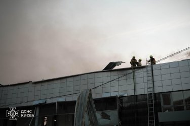 Фото 2 — Обстріл Києва: внаслідок російської атаки згорів автосалон китайських електрокарів Zeekr
