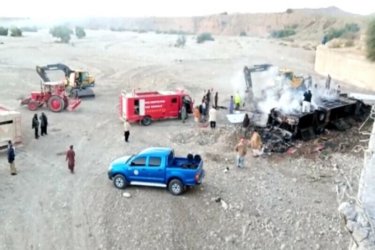 Фото 2 — 40 человек погибли в результате аварии автобуса на юге Пакистана