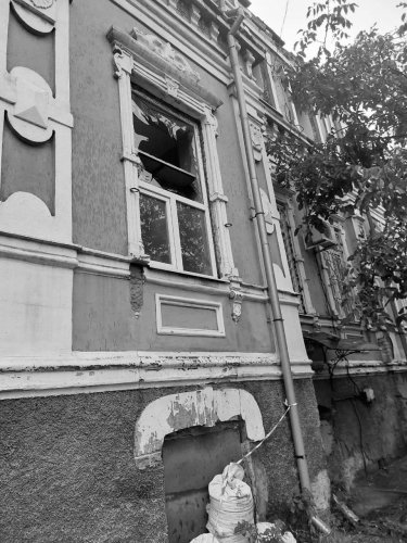 Фото 6 — В Орехове из-за массированного вражеского обстрела повреждены десятки домов, есть погибшая (ФОТО)