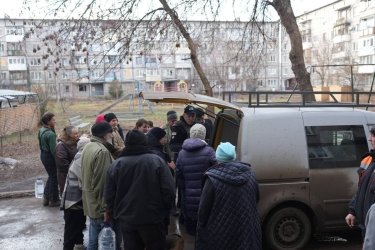Фото 5 — Россияне обстреляли спасателей, доставлявших гуманитарную помощь в Бахмут