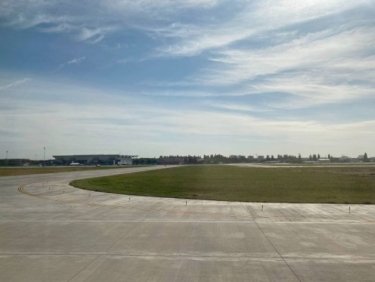 Фото 2 — В Украине построили полностью новую взлетно-посадочную полосу: первую за 10 лет (ВИДЕО)