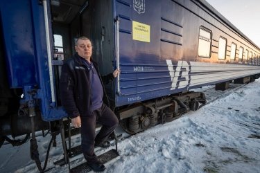 Фото 6 — У Бучі запрацювали вагони незламності з теплом, Starlink та зарядками (ФОТО)